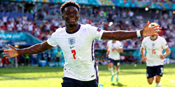 英格兰队球员萨卡精彩进球瞬间庆祝画面